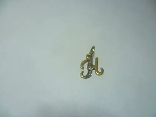 333 Gold Anhänge "H" oder "JH" gefasst mit einem Brillianten Punktstein um 1970 gefertigt