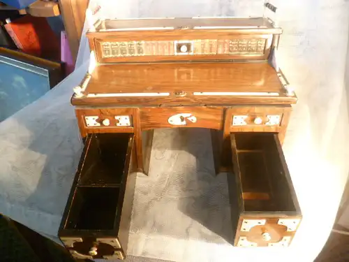 Meisterstück hier ein Modelmöbel 1Damen Sekretäres  Nordd Kiel oder Frankreich 1860-75 Aufsatz mit Galerie aus E /Horn  Bemalung  Bibliothek