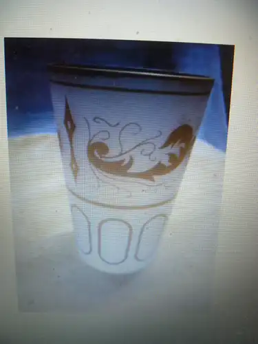 1 Josephinhütte opakweißes Becherglas um 1830 Mattgoldmalerei Becher aus opakweißem Glas, zylindrischer Gefäßkörper , Mattgoldmalerei