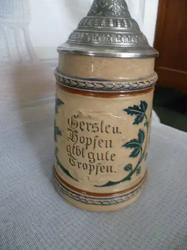 Zinndeckel mit reichlichen Ornamenten Daumendrücker Gravur: " Walter v. Hockelmann s. l. Leibfuchsen Teut von Niggemeyer z. fr. Erinnerung"