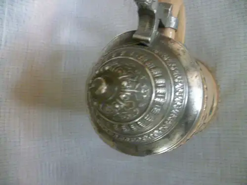 Zinndeckel mit reichlichen Ornamenten Daumendrücker Gravur: " Walter v. Hockelmann s. l. Leibfuchsen Teut von Niggemeyer z. fr. Erinnerung"