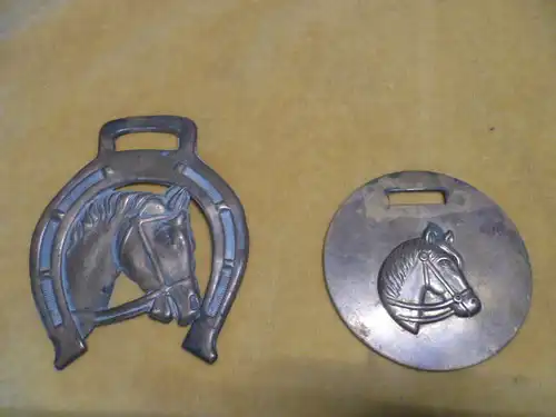 Embleme für ein Saumzeug für Pferde um 1880