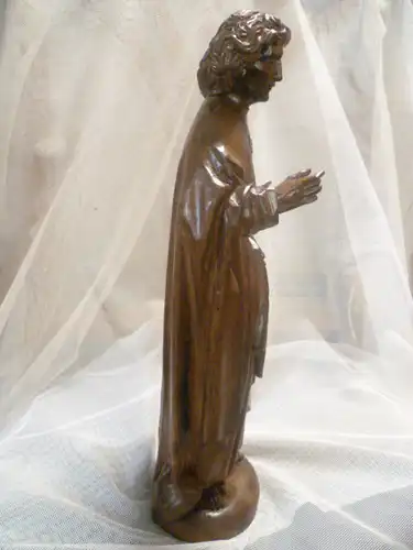 Süddeutsche heiligen Figur  hier Christus  unterhalb am Boden datiert 1884 Linde auf Nußbaum gebeizt. Höhe 33 cm ausdrucksstarke Handarbeit