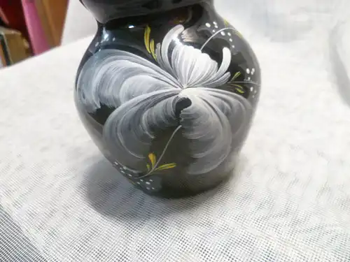 Lauscha Jugendstil um 1915 Ballonvase Rosa oder Violettglas feine Schneeballmalerei Vitrinenzustand Höhe: 11 cm