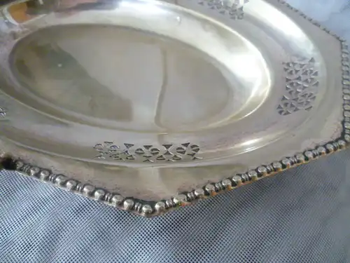 Konfektschale versilbert England Jugendstil-Art Deko mit 4 eckigem Henkel! auf 3 Kugelfüßchen stehend. versilbert acht eckige Form