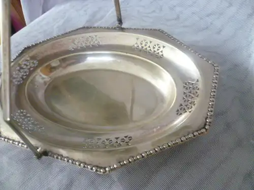 Konfektschale versilbert England Jugendstil-Art Deko mit 4 eckigem Henkel! auf 3 Kugelfüßchen stehend. versilbert acht eckige Form