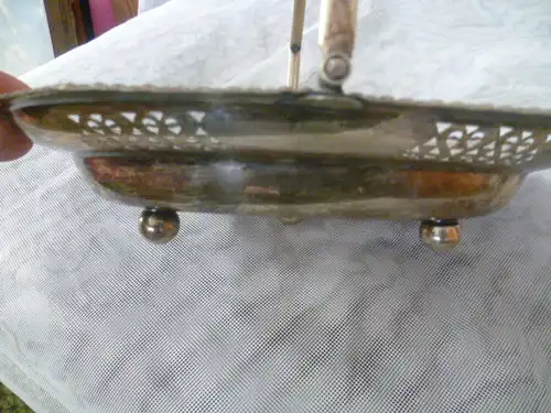 Konfektschale versilbert England Jugendstil-Art Deko mit 4 eckigem Henkel! auf 3 Kugelfüßchen stehend. versilbert acht eckige Form