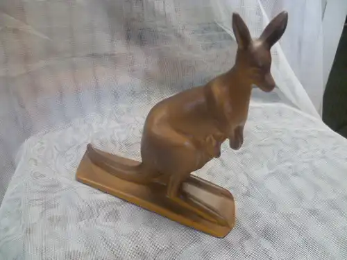 Känguru mit seinem Jungen Design von Karel Jungvirt Manufaktur Studio Anna Australien Maße: Höhe 19,5 cm Länge 18,5 cm