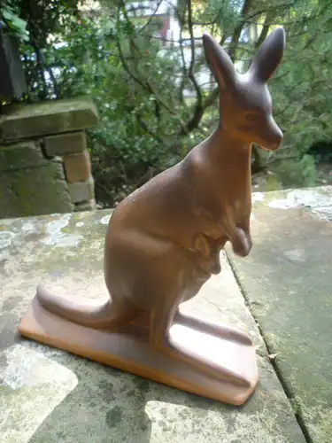 Känguru mit seinem Jungen Design von Karel Jungvirt Manufaktur Studio Anna Australien Maße: Höhe 19,5 cm Länge 18,5 cm