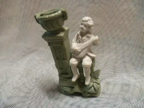 Weedwood kleine Porzellanfigur Lautenspieler im Park England oder Frankreich um 1880 Höhe: 9,5 cm