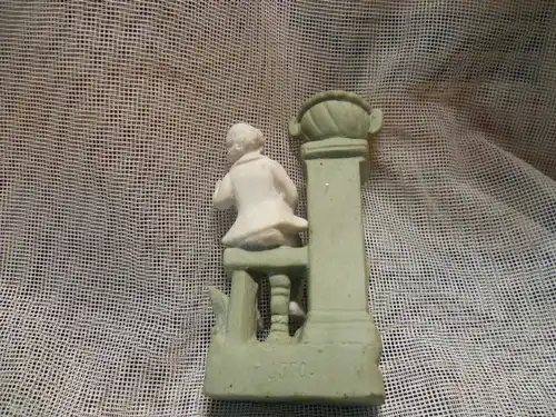 Weedwood kleine Porzellanfigur Lautenspieler im Park England oder Frankreich um 1880 Höhe: 9,5 cm