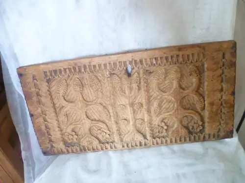 Um 1650 bis 1720 Front oder Deckel einer Reiseschatulle Frisisch? Nußbaum seltene Schnitzerei aus dem Frühbarock Maße: 45 cm x 23 cm