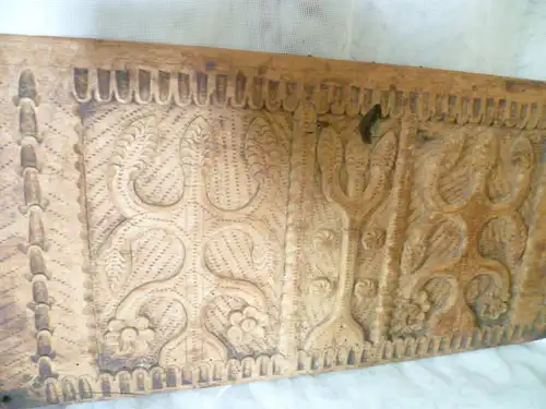Um 1650 bis 1720 Front oder Deckel einer Reiseschatulle Frisisch? Nußbaum seltene Schnitzerei aus dem Frühbarock Maße: 45 cm x 23 cm