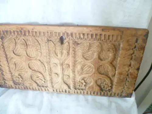 Um 1650 bis 1720 Front oder Deckel einer Reiseschatulle Frisisch? Nußbaum seltene Schnitzerei aus dem Frühbarock Maße: 45 cm x 23 cm