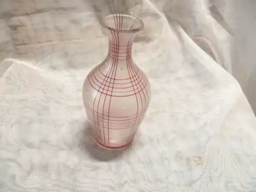 Bohemia Crystalex Kristall Vase Czechoslovakia Hand Made Vintage aus den 1930 Jahren Hand bemaltes geometrisches Dekor in KIrschrot