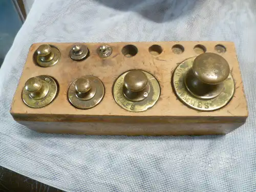 Biedermeier Barock seltener Gewichtesatz in Nußbaumblock wohl um 1800 museal Gewichte sind am Boden mit K gemarkt signiert