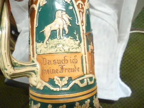 Jägerkrug 1 Liter großer Bierkrug auf Sockelstehend , hoher Zinndeckel Fabelwesendrücker , Zinndeckel Dekor mit Engeln.Griff Eichenstamm