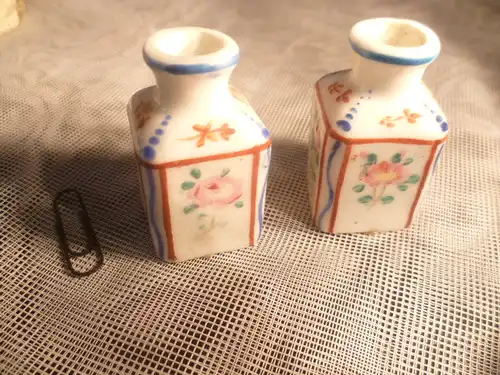 2 Miniatur Väschen florale Bemalung wohl Thüringen um 1900 Höhe: 45 mm