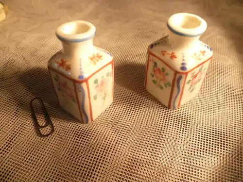 2 Miniatur Väschen florale Bemalung wohl Thüringen um 1900 Höhe: 45 mm