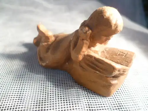 Um 1900 Miniatur Keramik ; ein Mädchen liegend am Lesen , signiert DTS Masse: 40 mm x 70 mm