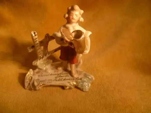 Porzellanfigur Knabe mit Bierseidel um 1880 Miniatur , auf dem Sockel handbemalter Sinnspruch! "Leides Du an liebes Schmerz,drücke 1 Seidel