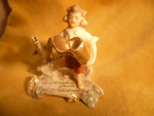 Porzellanfigur Knabe mit Bierseidel um 1880 Miniatur , auf dem Sockel handbemalter Sinnspruch! "Leides Du an liebes Schmerz,drücke 1 Seidel