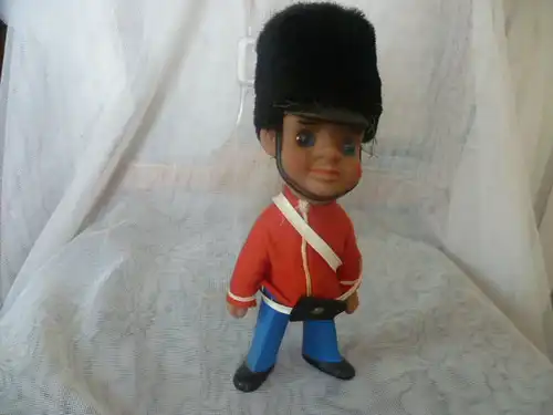 Königliche Hofgarde Garde London England Palastwache Grenadier Guard Figur Puppe aus den 1970 Jahren vintage Höhe 24cm