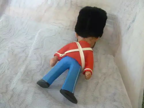 Königliche Hofgarde Garde London England Palastwache Grenadier Guard Figur Puppe aus den 1970 Jahren vintage Höhe 24cm