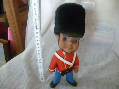 Königliche Hofgarde Garde London England Palastwache Grenadier Guard Figur Puppe aus den 1970 Jahren vintage Höhe 24cm