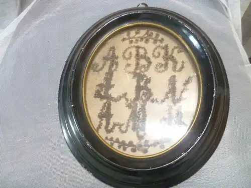 Klosterarbeit Volkskunde Süddeutschland um 1830-1850. Geflochtenes Haar zweifarbiges Haar blondund Kastanienfarben , Haar  von 2 Frauen