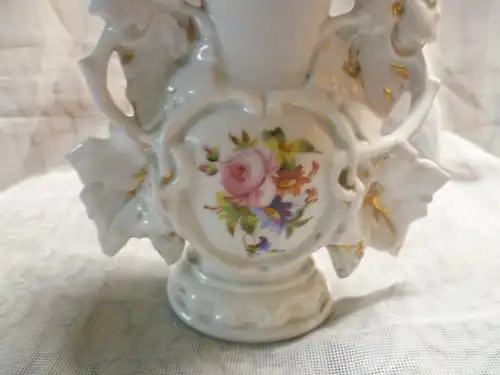 Blumenbouquet Motiv deutsche Rosen Porzellanvase Thüringen um 1880 -1900 handbemalt ! Seitlich Weinrebendekor teilweise in Gold bemalt