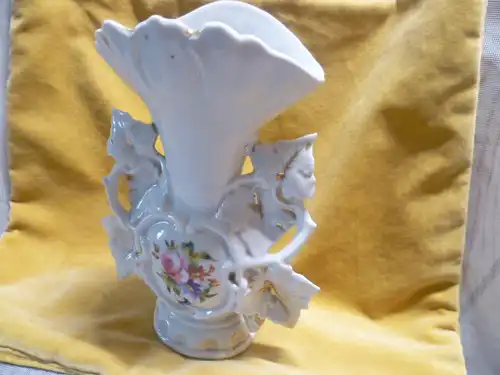 Blumenbouquet Motiv deutsche Rosen Porzellanvase Thüringen um 1880 -1900 handbemalt ! Seitlich Weinrebendekor teilweise in Gold bemalt