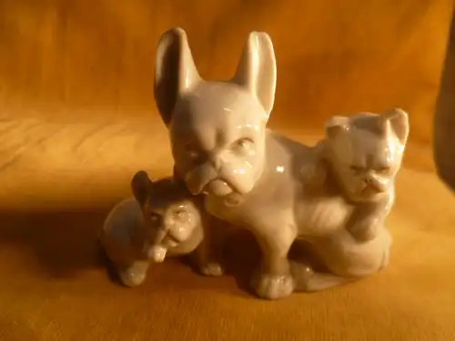 Pug group 3 animals mother and 2 boy porcelain around 1920 Porcelain white very naturalistic representation around 1920 - 30