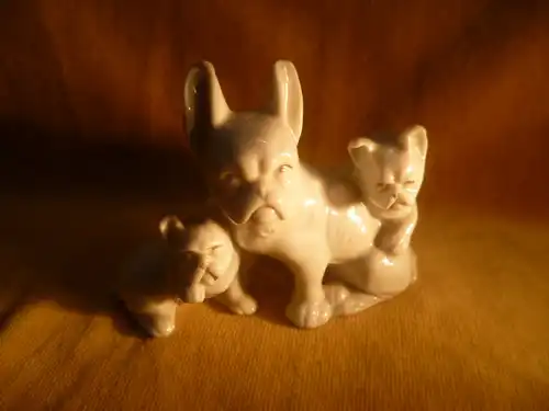 Pug group 3 animals mother and 2 boy porcelain around 1920 Porcelain white very naturalistic representation around 1920 - 30