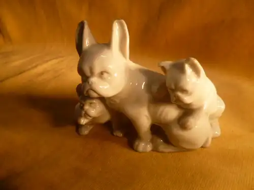 Pug group 3 animals mother and 2 boy porcelain around 1920 Porcelain white very naturalistic representation around 1920 - 30