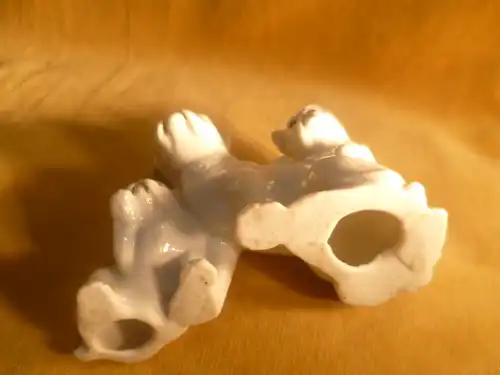 Pug group 3 animals mother and 2 boy porcelain around 1920 Porcelain white very naturalistic representation around 1920 - 30