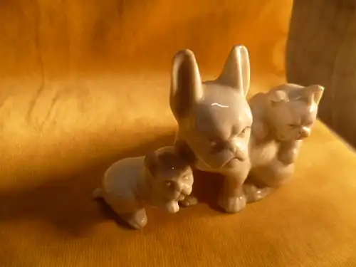 Pug group 3 animals mother and 2 boy porcelain around 1920 Porcelain white very naturalistic representation around 1920 - 30
