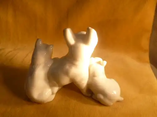 Pug group 3 animals mother and 2 boy porcelain around 1920 Porcelain white very naturalistic representation around 1920 - 30