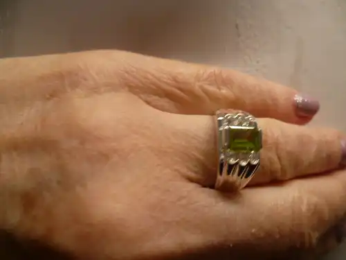 Ring besetzt mit Peridot + Weißtopas Edelsteinen massiv in 925 Silber gefertigt, aus den 1990 Jahren ein Hingucker !