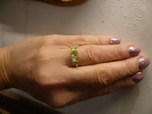 Ring besetzt mit 5  Peridot Edelsteinen massiv in 925 Silber gefertigt, aus den 1990 Jahren ein Hingucker !