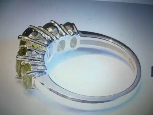 Ring besetzt mit 5  Peridot Edelsteinen massiv in 925 Silber gefertigt, aus den 1990 Jahren ein Hingucker !