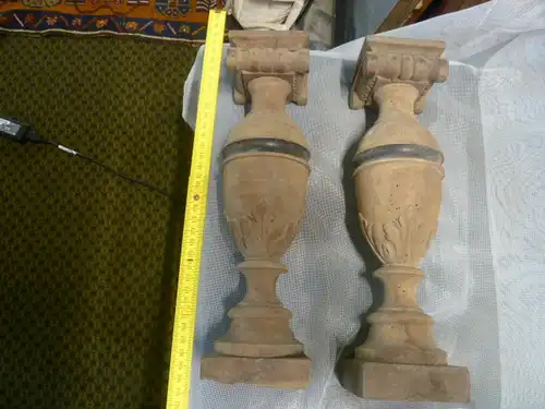 Baluster Säulen in Vasenform geschnitzt   Capitelabschluss 1860 Nußbaum H: 34cm       Standfläche  Abschluß  9 cm X 9 cm