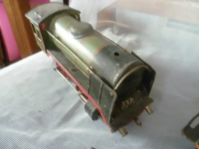 olivgrün Märklin Schlepptenderlok R 900 wird mit einem Uhrwerk betrieben undTender R909,0  Kohlewagen Schlüssel 7