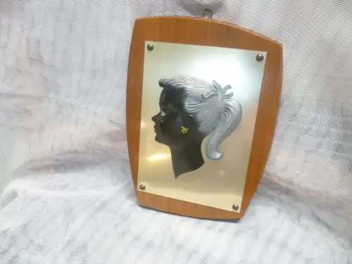 PETTICOAT ÄRA Vintage 1950/60  " Mädchen" kleines Wandbild auf Teakholzplatte Messingplatte mit dreiviertel Mädchen Bakalit ?