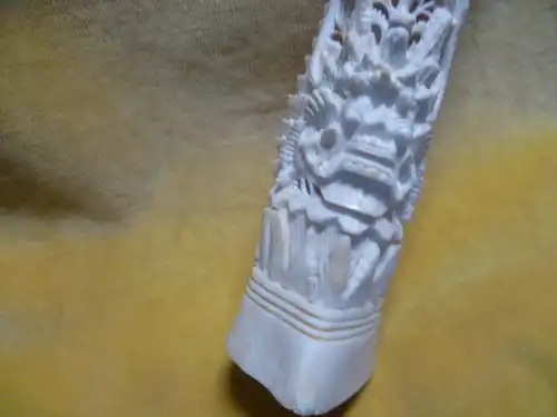 Filigrane asiatische Bein Schnitzerei Knochenschnitzerei aus Kuhknochen 25 cm hoch Art Deko um 1940 Indonesische Hinduistische Götterfigur