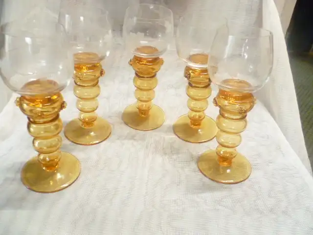 Theresiental5 traumhaft schöne Weinrömer original aus der Zeit des Historisus um 1880 Manufaktur Theresienthal Römer mit Hohlbalusterstengel 0