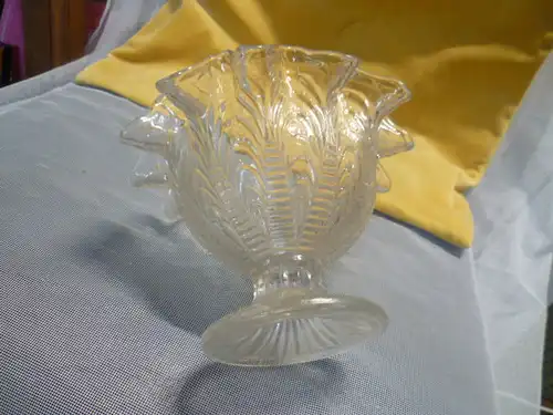 Brockowitz Glas  Jugendstil BONBONIERE um 1900  Zauberhafte Fußschale Schale Bonboniere besticht nicht nur durch ihre Pokalförmige Form