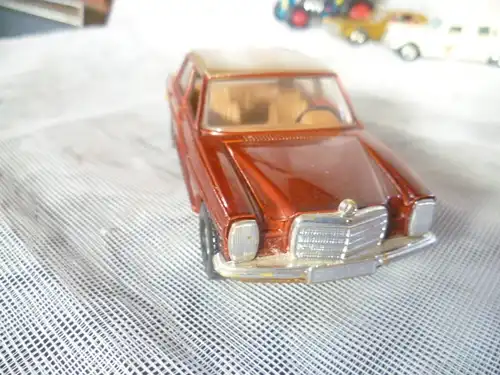 Corgi 1: 32  Merzedes Benz 240 D braunmetallic Dach Goldmetallic  Top Zustand
