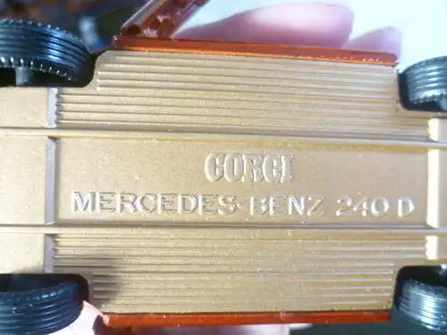 Corgi 1: 32  Merzedes Benz 240 D braunmetallic Dach Goldmetallic  Top Zustand