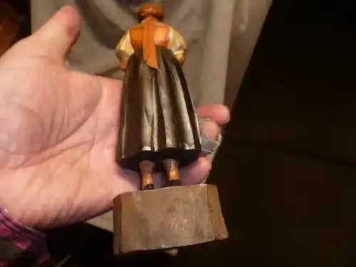 Schwalmer Bäuerin geschnitzte und bemalte kleine Holzfigur  Volkskunde 
